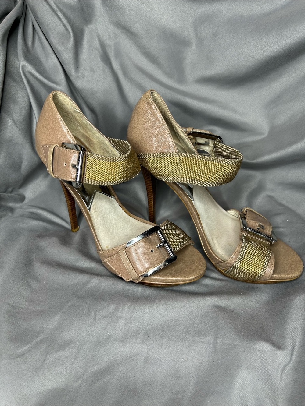 Michael Kors Faith Sandals Size 8.5 Taupe Leather and Metallic Gold Mesh Design